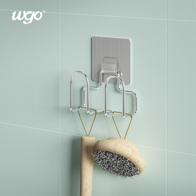 Il supporto montato autoadesivo della spugna del bagno non non installa gli strumenti stati necessari