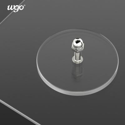 Il bastone di WGO sulla parete dello scaffale 70x70 della doccia monta il caricamento appiccicoso smontabile dei ganci 5kg con l'autoadesivo del PVC