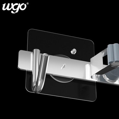 Il bastone di WGO sulla parete dello scaffale 70x70 della doccia monta il caricamento appiccicoso smontabile dei ganci 5kg con l'autoadesivo del PVC